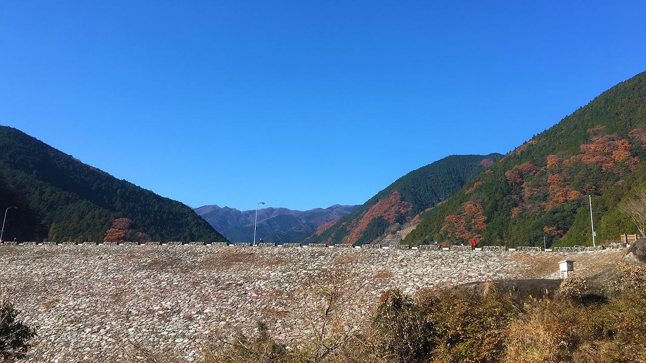 沢辺を歩く登山、バスで、棒ノ折山(棒ノ嶺)へ