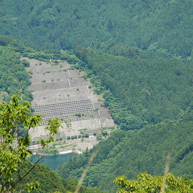 有間ダムを棒ノ折山から見る