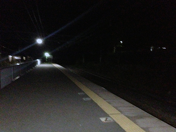 真っ暗な駅に一人だけって心細い