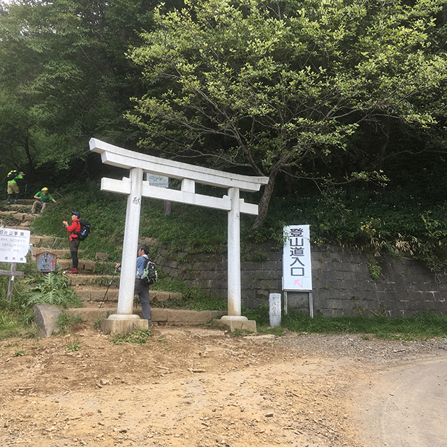 男体山4合目の鳥居