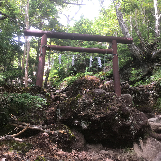 男体山岩場の終点に鳥居