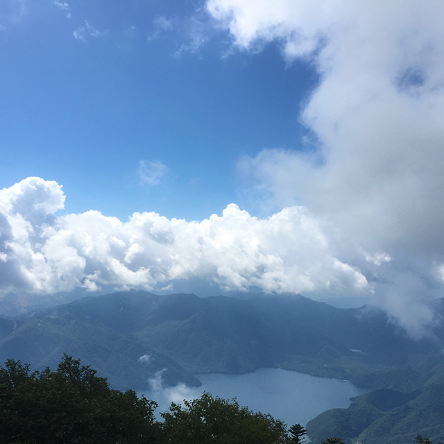 男体山山頂から中禅寺湖を望む