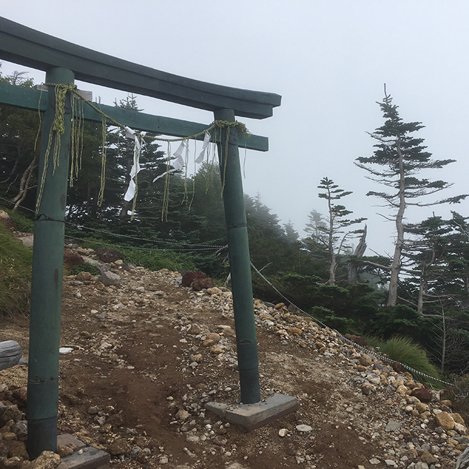 男体山山頂付近の鳥居