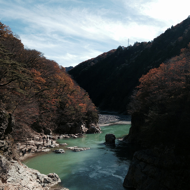 岩と紅葉の崖が交互に迫ってくる