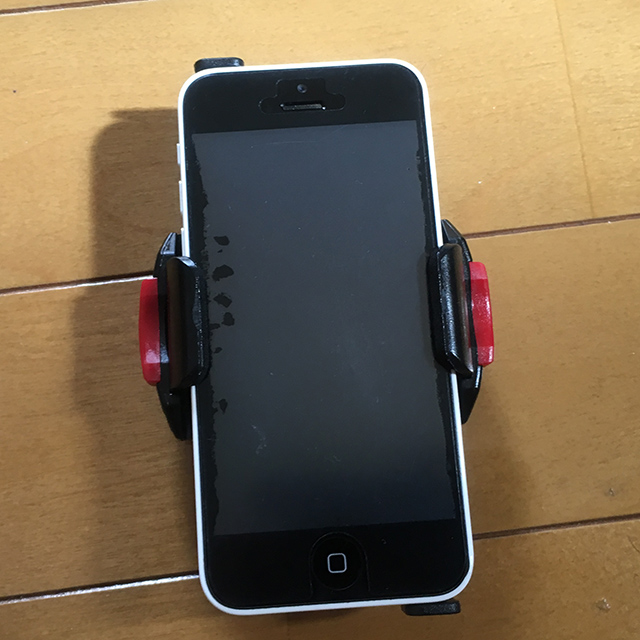 ミノウラスマホホルダーにアイフォン5装着
