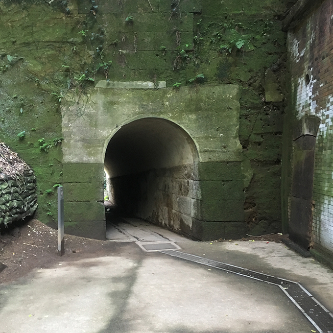 猿島のトンネル 