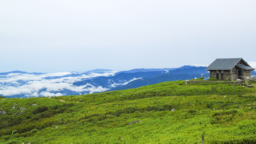 伊吹山の山頂小屋をワンポイントに激写