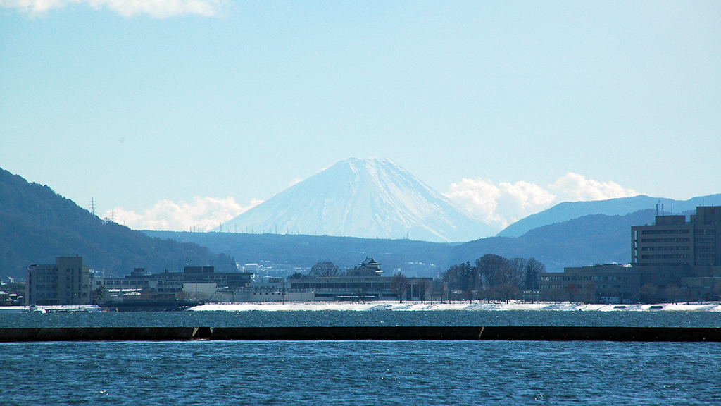 下諏訪から諏訪湖ごしに富士山を見る 