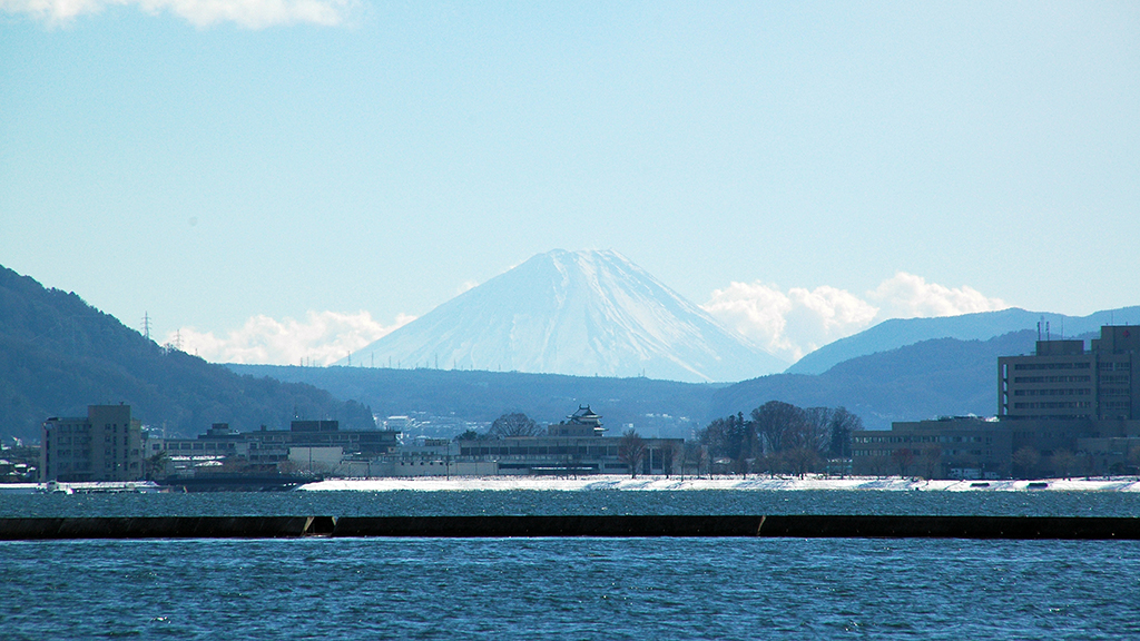 下諏訪から諏訪湖ごしに富士山を見る